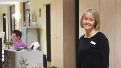 Bild: Gabi Schönberger
Susanne Wagner, Leiterin des Hospiz Sankt Felix in Neustadt, und ihr Team stellt die Coronakrise vor große Herausforderungen. Denn obwohl menschliche Nähe im Hospiz eine große Rolle spielt, müssen Hygienevorschriften und Abstandsregeln eingehalten werden.