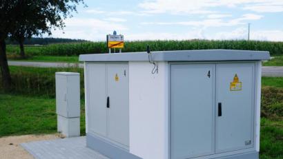 Bild: do
Die neuen Übertragungsstationen der Telekom zeugen wie in diesem Bild im Baugebiet "Maifurt" in Tremmersdorf von der zügigen Umsetzung der Breitbandversorgung. Eine weitere Verbesserung schneller Internetanbindungen ist in ländlichen Gebieten von der Bayerischen Gigabit-Richtlinie zu erwarten.