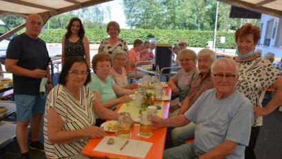 Bild: jr
Bürgermeisterin Margit Bayer (stehend, Zweite von links) ging von Tisch zu Tisch und hieß alle Senioren zum Grillnachmittag willkommen. Mit dabei die beiden Seniorenbeauftragten der Stadt Waldershof, Gerhard Weber (links) und Carmen Altermann (rechts).