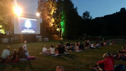 Bild: Eva Gröninger
Bei perfekten äußeren Bedingungen sahen sich am Freitagabend 200 Besucher den Film „Grießnockerlaffaire“ an.