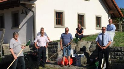 Bild: Wasserwirtschaftsamt Weiden/exb
Mit den neuen Trappnetzen sollen mehr Weißfische aus dem See gezogen werden. Kürzlich fand die Übergabe an den Fischereiverein statt. Im Bild von links Robert Bäumler, Horst Schmid, der Bereichsleiter bei der Regierung der Oberpfalz, Alois Decker (verdeckt), Michael Throner, Andrea Gall, Mathias Rosenmüller und Manuel Schlegel.