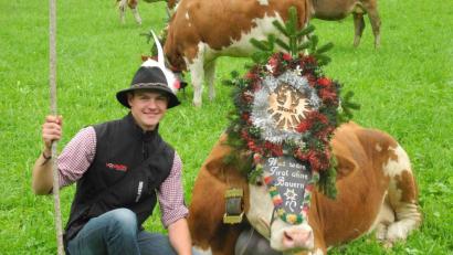 Bild: Martin Gradl
Martin Gradl half 2019 beim Almabtrieb einer Nachbarhütte. Heuer ist sein Senner-Abenteuer im Pinzgau spätestens am 4. September zu Ende. Bei vorzeitigem Schneefall müssen die 27 Kühe mit ihren Kälbern schon eher ins Tal.