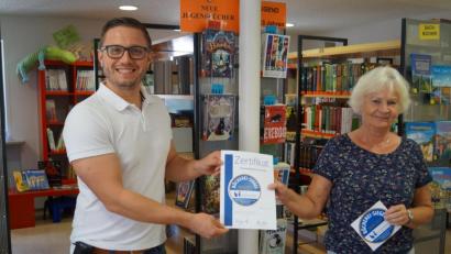 Bild: du
Bürgermeister Ernst Lenk überreicht mit Freude und Stolz Zertifikat und Büchereisiegel in Gold des Sankt-Michaelsbunds an die Schirmitzer Büchereileiterin Marialuise Uebelacker.