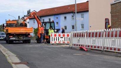 Bild: szl
Bei Bauarbeiten in der Blankenbühlstraße in Tirschenreuth beschädigte ein Bagger am Montagnachmittag gegen 17 Uhr eine Erdgasleitung.