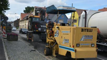 Bild: jr
Am Montag begannen die Abfräsarbeiten entlang der Wasserrinne. Das Pflaster der Wasserrinne wird ausgebaut und durch neues Pflaster ersetzt. Diese Arbeiten werden an beiden Straßenseiten durchgeführt.