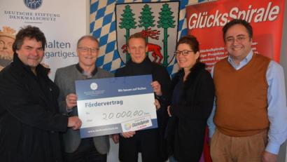 Bild: jr
Strahlende Gesichter im Konnersreuther Rathaus bei der Übergabe des 20.000-Euro-Schecks für den Ausbau des Schafferhofs zum Info- und Begegnungszentrum. Von links: Ortskurator Uwe Franke (DSD), Bürgermeister Max Bindl, Stefan Luger (Lotto Bayern), Iris Freifrau von Künßberg (DSD) und Architekt Gerhard Plaß.