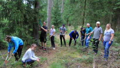 Bild: kro
Arbeitseinsatz des Jugendstadtrates am Wanderweg 3. Mit dabei waren auch Zweiter Bürgermeister Karlheinz Hoyer (Zweiter von rechts), Forstamtsleiter Norbert Zintl (Dritter von rechts), Jugendbeauftragte Katja Bloßfeldt (rechts) sowie ihr Stellvertreter Andreas Koch (Dritter von links).