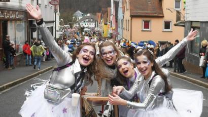 Archivbild: Gabi Schönberger
Der Faschingszug in Neustadt/WN soll 2021 auf jeden Fall nicht vorsorglich abgesagt werden, sagen die Verantwortlichen.