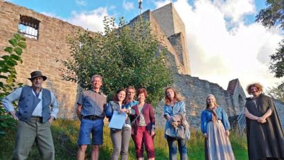 Bild: Florian Wein
Das Ovigo-Team der „Zeitreise“ ehrte die 20.000. Besucherin: Karin Hölzl (Dritte von links) und ihre Familie freuten sich sehr über ihre private Sonder-Aufführung im nächsten Jahr.