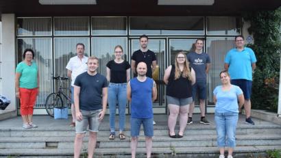 Bild: bnr
Mit einer neugewählten Vorstandschaft startet der Kegelverein Gut-Holz Wernberg/Pfreimd in die neue Saison. An der Spitze stehen Steffen Flilipiak (vorne Mitte) und Philipp Norgauer (vorne links). Zweite Bürgermeisterin Maria Schlögl (hinten links) gratulierte. In die weitere Vorstandschaft wurden gewählt (von links) : Thomas Mergans, Sarah Norgauer, Markus Knorr, Vanessa Luley, Martin Kick, Sybille Kraus und Manuel Kraus.