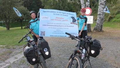 Bild: pi
Ute Jansen und Markus Frommlet bei der Ankunft am DJK-Sportheim.