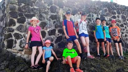 Bild: ld
Acht Kinder und auch vier Erwachsene hatten sich zum Beitrag der KAB zum Ferienprogramm angemeldet und lernten so einen markanten historischen Ort der Region kennen.