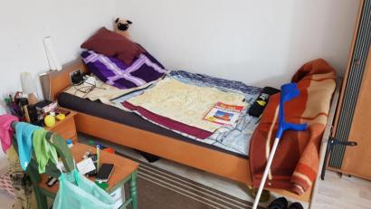 Bild: jak
Das Bett in ihrer Wohnung ist der Mittelpunkt im Alltag einer Frau aus dem Landkreis Neustadt, die namentlich nicht genannt werden möchte. Sie ist schwer gehbehindert, kann sich nur unter Schmerzen bewegen und lebt in ärmlichen Verhältnissen.