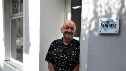 Bild: ubb
Rudi Jäger (69) präsentiert stolz sein neues Domizil: Seine Kunstgalerie „Rudi’s Galerie am Damm“ ist ein Schmuckstück geworden. Die Dammstraße hat in jeder Hinsicht neues Leben nötig hat.