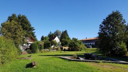 Bild: gi
Zu den Akten legte der Gemeinderat das Projekt „Kräutergarten am Ortseingang von Moosbach“. Dieser sollte im hinteren Teil der Anlage entstehen.