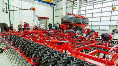 Bild: Hösamer
Mittelständische Unternehmen wie der Landmaschinenhersteller Horsch prägen auch den Arbeitsmarkt in der Region. Der Entgeltatlas zeigt: Je größer der Betrieb, desto besser die Aussichten auf ein höheres Gehalt.