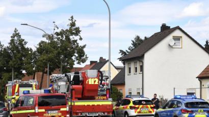 Bild: Petra Hartl
Mit einem großen Aufgebot an Einsatzkräften sind die Feuerwehren aus Amberg und Ammersricht zu einem Brand in der Bayreuther Straße am Dienstagnachmittag ausgerückt.