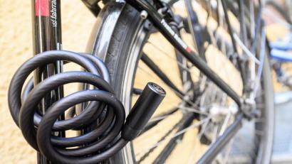 Symbolbild: Sebastian Gollnow/dpa
Ein Fahrrad ist in einem Hinterhof mit einem Schloss angeschlossen.