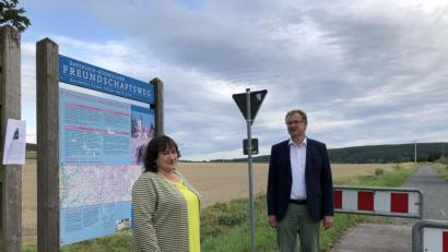 Bild: ga
Bei ihrer Besichtigungstour durch die Gemeinde Schwarzach machten Bundestagsabgeordnete Marianne Schieder (links) und Bürgermeister Franz Grabinger (rechts) auch Halt am Bayerisch-Böhmischen Freundschaftsweg