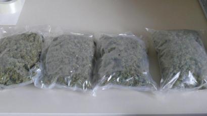 Bild: Hauptzollamt Regensburg/exb
Etwas über ein Kilogramm bringt das gefundene Marihuana auf die Waage.