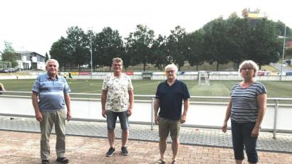 Bild: bey
Mit diesem Vorstand mit Kassenverwalter Karl Schmidt, Vorsitzendem Hubert Hösl, zweiten Vorsitzendem Hans Dütsch und Schriftführerin Sonja Reichold (von links) geht der Verein SolarPARKstein e.V. in die letzten Jahres seines Bestehens vor der Auflösung im Jahr 2023.