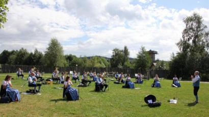 Bild: kro
Ein zweistündiges Platzkonzert vom Feinsten lieferten die Grenzlandbuam vor der Toren des Geschichstparks ab.
