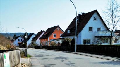 Bild: twi
Die Paul-Schiedt-Straße in Unterköblitz wird ab Oktober in mehreren Abschnitten erneuert.