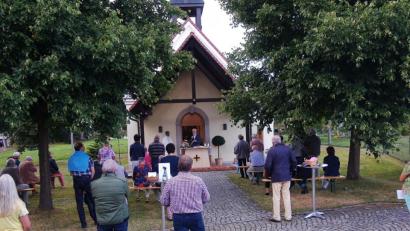Bild: ld
Trotz Beschränkungen feierte Fuhrmannsreuth das 25jährige Jubiläum seiner Kapelle und beschränkte sich dabei auf kirchliche Feierlichkeiten. Pater Joy zelebrierte den Gottesdienst. Dankesworte sprach am Ende auch der Vorsitzende des Kapellenbauvereins, Alfons Brucker.