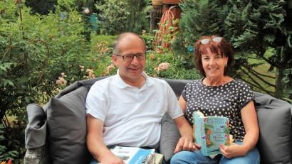 Bild: stg
Noch hat sich für den Kemnather Bürgermeister Roman Schäffler und Ehefrau Petra durch das neue Amt wenig geändert: Der Sommer lässt sich lesend im Garten genießen - auch wenn sich die Lektüre etwas unterscheidet.