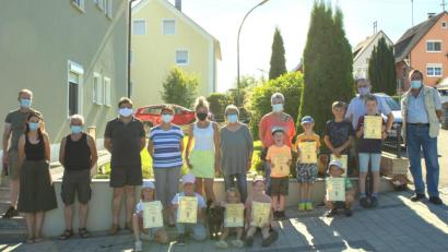 Bild: fjo
Mit den Preisträgern freuen sich Vorsitzender Detlef König und Bürgermeister Markus Bauriedl (von links) über den erfolgreichen Abschluss des Ferienprogramms.