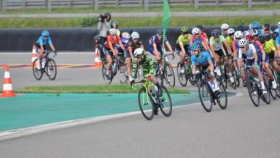 Bild: Rainer Völkl
Die Weidenerin Adelheid Schütz führte viele Kilometer das Feld bei den deutschen Straßenradmeisterschaften auf dem Sachsenring an. Sogar die Profis mussten sich lange hinten einreihen.