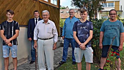 Bild: ü
Enkelsohn Christian (von links), zweiter Bürgermeister Ewald Plößner, Hans Heinzel vom Rentner- und Pensionistenverein, Enkel Kevin und Sohn Dietmar gratulieren dem Geburtstagskind Hans Hafner (Dritter von links) zum 85. Geburtstag.