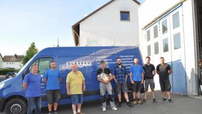 Bild: Glasbau Kirchmann/exb
Seit 40 Jahren arbeitet Thomas Schramm (Vierter von links) bei Glasbau Kirchmann. Ihm gratulierten die Kollegen Uwe Hanke, Alexander Völkl, Geschäftsführer Albrecht Kirchmann, Tim Trottmann, Andreas Eisenmann, Djogo De Souza, Alex Asavei (von links).