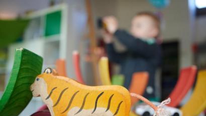 Bild: Bernd Thissen/dpa
Laut einer Studie hinken Bayerns Kitas im bundesweiten Vergleich hinterher.