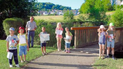 Bild: bsc
Große Freude bei den Kindern bei der Preisübergabe: Bürgermeister Oskar Schuster (hinten links) zeichnete die Sieger des Ratespiels „Biotop Friedenfels“ aus.