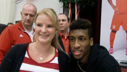 Bild: hou
Kingsley Coman (rechts) ließ sich in Nabburg mit Bayern-Fans fotografieren.