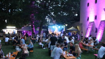 Bild: sne
Auf fest zugewiesenen Plätzen durfte im Grafenwöhrer Stadtpark wieder ein wenig gefeiert werden.