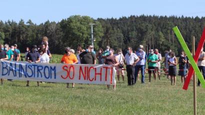 Bild: mfh
Nicht nur die Protagonisten der Widerstandsbewegung gegen die geplante Bahnstromtrasse befürchten massive Naturzerstörung durch das angedachte Projekt. Auch viele Privatpersonen äußern immer wieder ihren Unmut gegen die Trassenführung und hoffen auf ein Einlenken der Bahn.