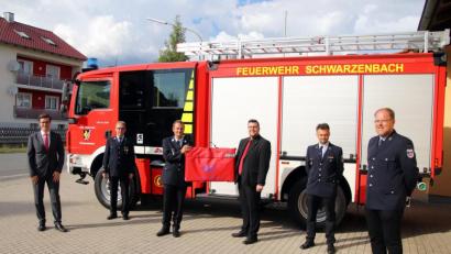 Bild: jma
Ein mobiler Rauchverschluss ergänzt die Ausrüstung der Feuerwehr Schwarzenbach. Von links: Michael Schelkshorn, Rainer Lindner, Robert Klier, Tobias Wild, Andreas Kick und Bürgermeister Thorsten Hallmann bei der Übergabe