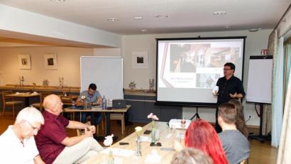 Bild: JOCHEN NEUMANN 
ERBENDORF
Zweiter Vorsitzender des Kulturhauses Waldsassen, Markus Braun (stehend rechts), stellte den Verein und die Arbeit vor.