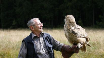 Bild: Hubert G. Schmid
Hubert G. Schmid mit einem nordischen Uhu.