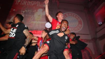 Bild: Marco Donato/dpa
David Alaba und Joshua Kimmich (oben), Spieler des FC Bayern München, feiern bei der Party nach dem Spiel. Nach dem Finalspiel hat die Mannschaft und Delegation des deutschen Rekordmeisters einen gemeinsamen Abend mit interner Feier im Teamhotel in Lissabon. Der FC Bayern hat zum dritten Mal die Champions League gewonnen. Der deutsche Fußball-Rekordmeister setzte sich am Sonntagabend im Endspiel in Lissabon mit 1:0 gegen Paris Saint-Germain durch und machte zum zweiten Mal nach 2013 das Triple aus Meisterschaft, DFB-Pokal und Champions League perfekt.