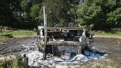Bild: Gerald Kleine Wördemann.
Von dem Wohnmobil des Heidelberger Ehepaares ist nicht viel übriggeblieben. Das Fahrzeug ist komplett ausgebrannt. Der Schaden beläuft sich auf 15000 Euro.