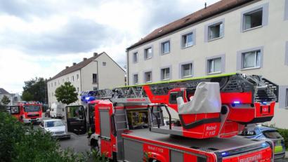 Bild: Dobmeier
Im zweiten Obergeschoss (rechts im Bild) befand sich das Fenster, wo die Rauchentwicklung in der Danziger Straße gemeldet wurde und die Feuerwehr mittels Drehleiter eingestiegen war.