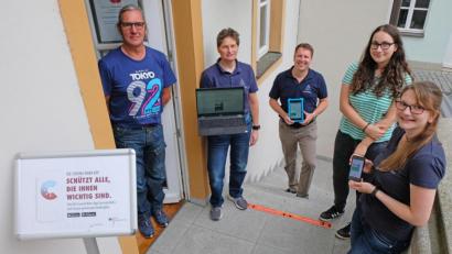 Bild: Stadt Amberg, Thomas Graml/exb
Das Team des Einwohneramts bei der Nebeneingangstür im Innenhof (von links): Frank Müller, Sachgebietsleiterin Andrea Schlosser, Amtsleiter Martin Schafbauer, Simone Marchsreiter und Lisa Falk.