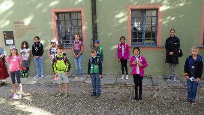Bild: Dobmeier
Zu einer Stadtrallye im SJR-Ferienprogramm nimmt Stadtführerin Richarda Erl (links) die Kinder mit auf eine erlebnisreiche Zeitreise.