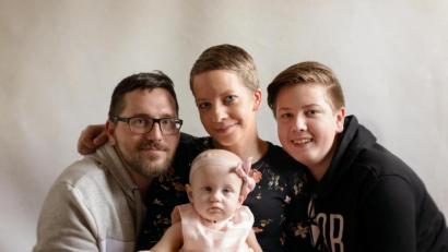 Bild: Daniela Schäfer Fotografie
Nur wenige Tage vor Louisas Tod entstand eine Reihe von Familienbildern. Das ist das Lieblingsfoto von Mama Ilona mit Papa Timo (links), Sohn Pascal (rechts) und Louisa im Mittelpunkt.
