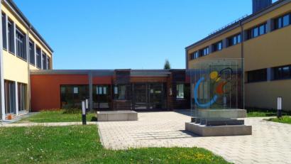 Bild: amö
Die Grundschule Winklarn-Thanstein beberbergt das Dokumentationszentrum für Hinterglasmalerei.