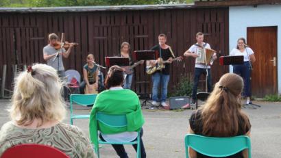 Bild: fsb
In lockerer und abstandskonformer Umgebung lauschen die Besucher dem Konzert.