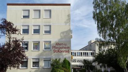 Bild: Dobmeier
Im Frühjahr nächsten Jahres wird das bestehende Alten- und Pflegeheim St. Konrad abgerissen. Ein neues Pfarrheim steht in Planung auf dem Kirchenareal.